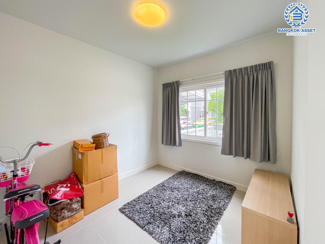 บ้านแฝดมือสอง ม.เดอะวิลเลจ กาญจนาภิเษก-ราชพฤกษ์2 เนื้อที่กว้าง 36.90 ตร.ว. ฟังก์ชัน 3 ห้องนอน 2 ห้องน้ำ 2 ที่จอดรถ บ้านสภาพใหม่พร้อมเข้าอยู่ ตั้งบนทำเลแห่งการเดินทาง เชื่อมต่อถนนบางกรวย-ไทรน้อย, ถนนกาญจนาภิเษก, ถนนชัยพฤกษ์ จองด่วน!